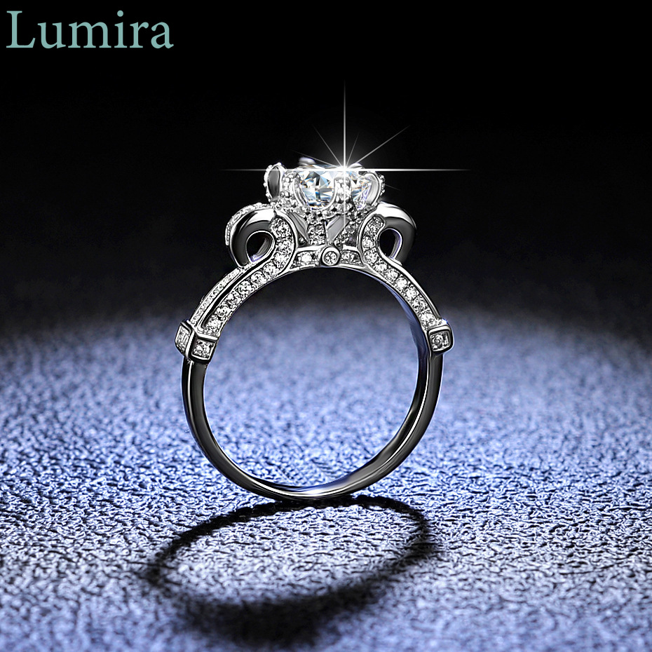 Moissanite Engagement Ring 1 Carat - Lumira clássico seis pinos 1 quilate