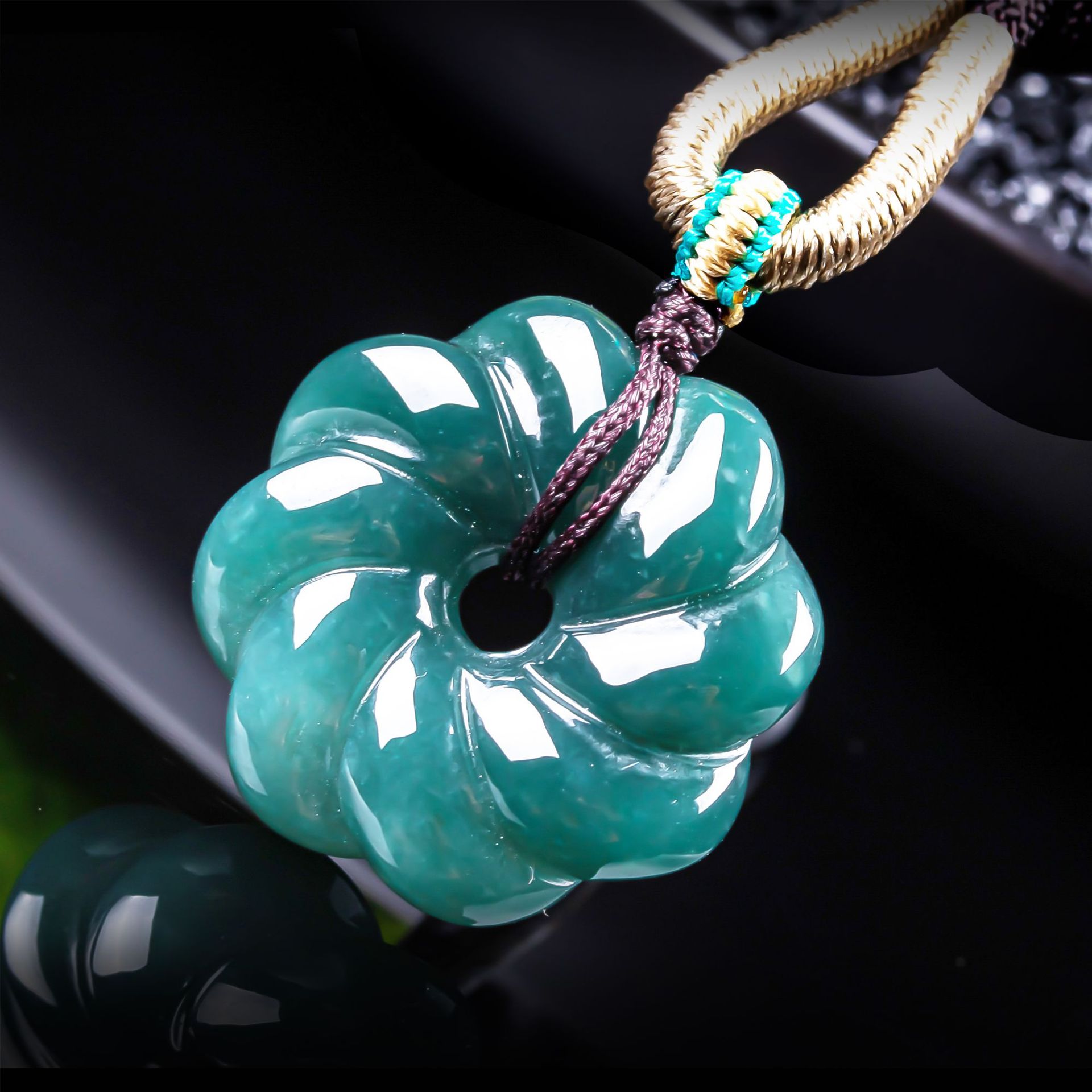Colar com Pingente de Flor de  - Necklaces avaliação e preço