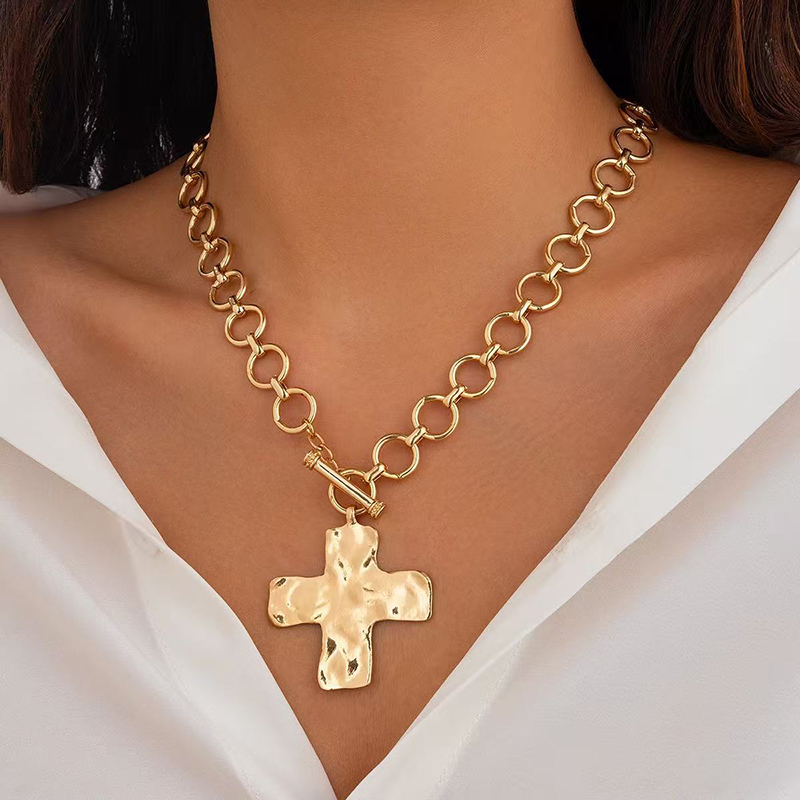 Colar de Cruz Dourado em Camad - Cross Pendant Necklace Gold avaliação e preço