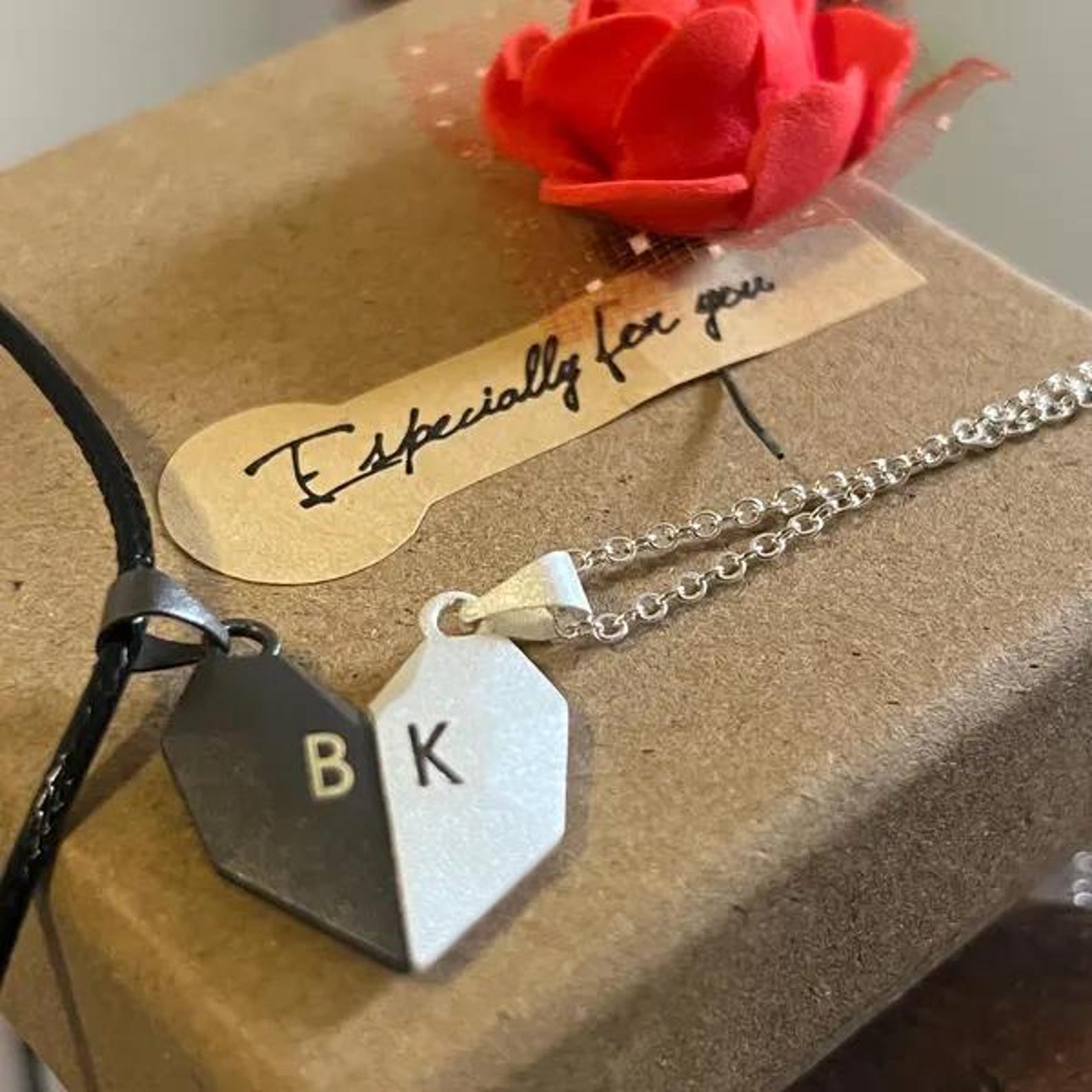 Conjunto de colares magnéticos - Magnetic Couple Matching Necklaces avaliação e preço
