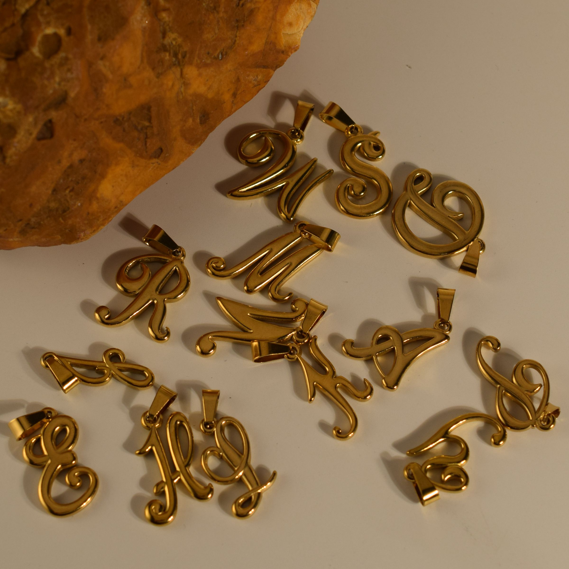 Pingente de alfabeto vintage d - Initial Letter Necklace 18K Gold avaliação e preço